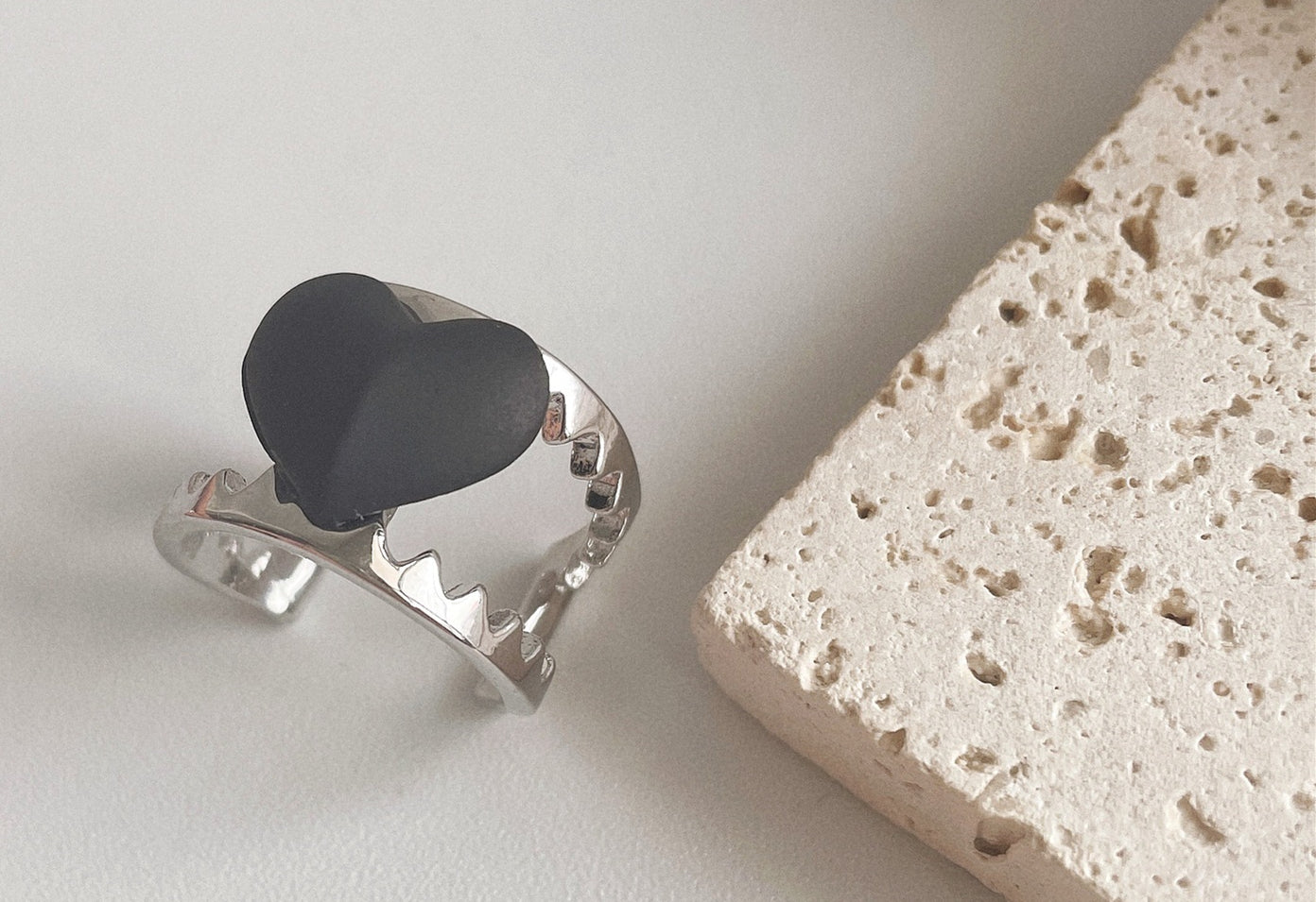 "Love at First Sight" Heart-shaped Black Metal Ring