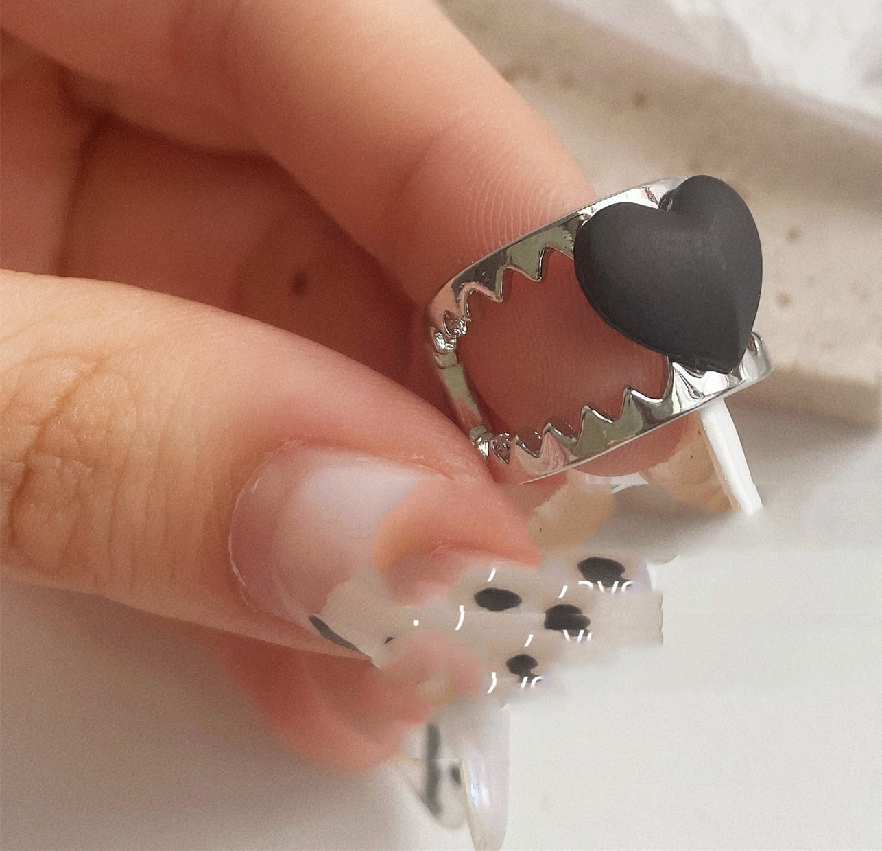 "Love at First Sight" Heart-shaped Black Metal Ring